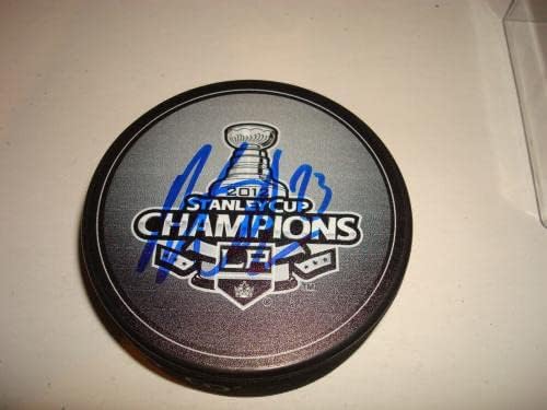 Dustin Brown, 2012 Stanley Kupası Şampiyonlarını İmzaladı Puck LA Kings PSA DNA COA d İmzalı NHL Diskleri