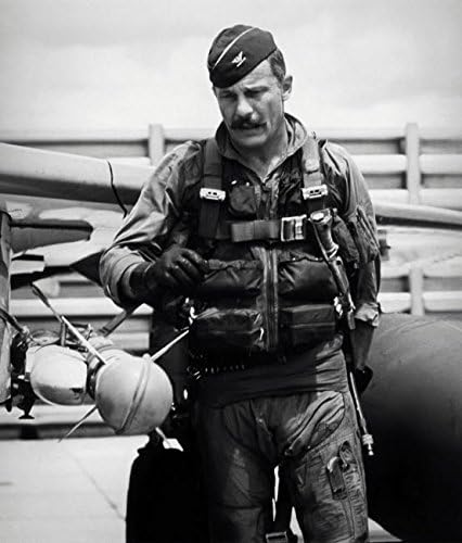 Albay Robin Olds, John ParrotStocktrek Images'ın F-4C Phantom 1967 Poster Baskısında ön kontrol muayenesi yapıyor (22 x 34)