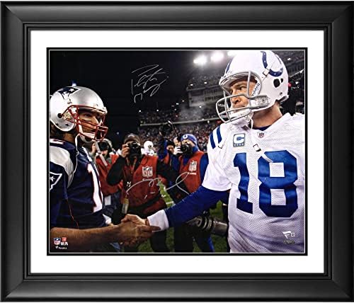 Peyton Manning & Tom Brady Çerçeveli Çift İmzalı 16 x 20 Colts vs. Patriots El Sıkışma Fotoğrafı-İmzalı NFL Fotoğrafları