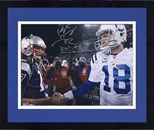 Çerçeveli Peyton Manning & Tom Brady İkili İmzalı 16 x 20 Colts vs. Patriots El Sıkışma Fotoğrafı-İmzalı NFL Fotoğrafları